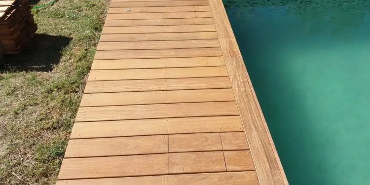 margelle de piscine en bois